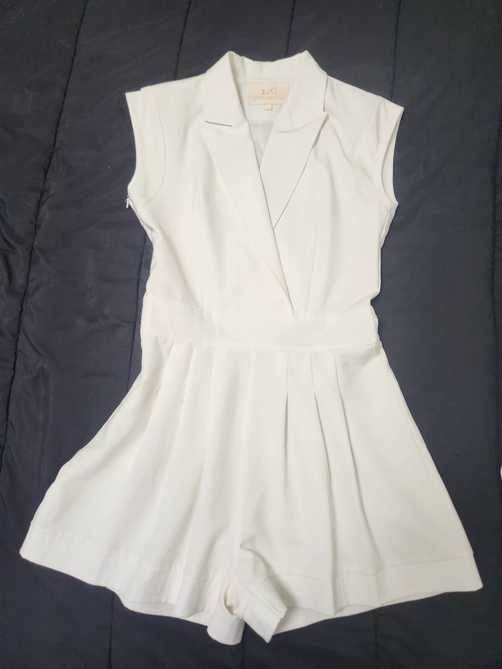 Sleeveless White V-Neck Pleated Mini Romper